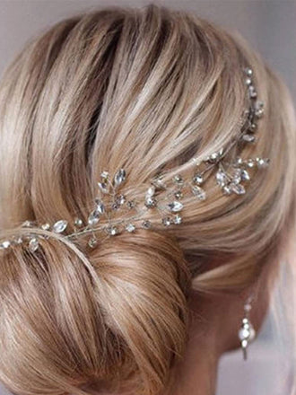 Cheveux de mariée glamour en strass argentés et cristal