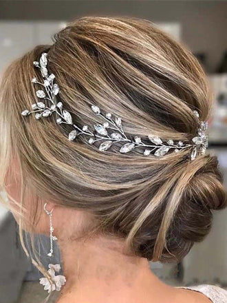 Cheveux de mariée glamour en strass argentés et cristal