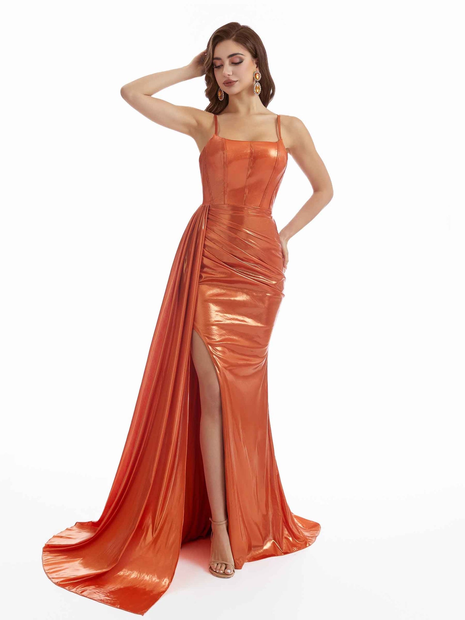 Robe longue élégante à bretelles spaghetti brillant extensible métallique