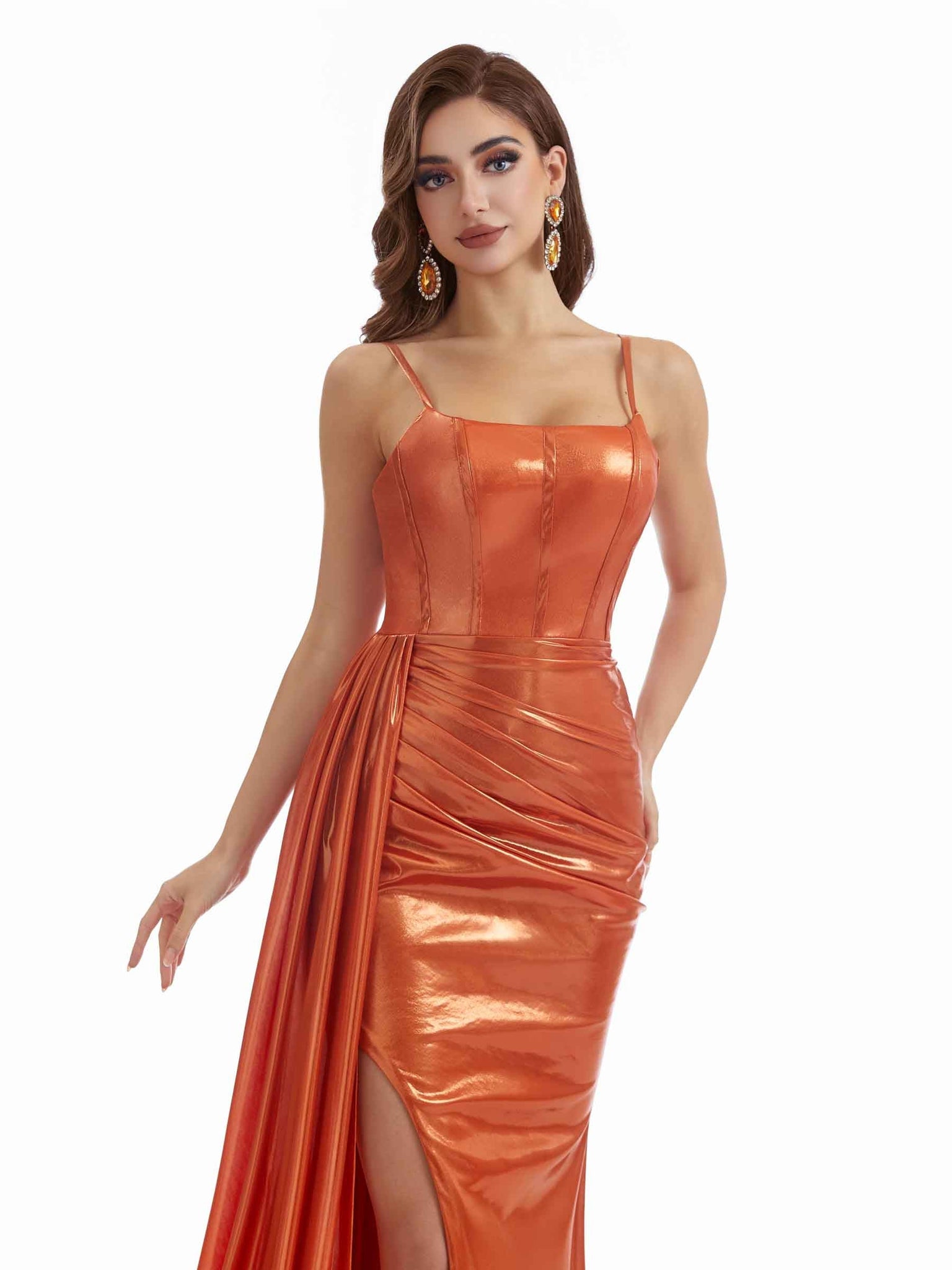 Robe longue élégante à bretelles spaghetti brillant extensible métallique