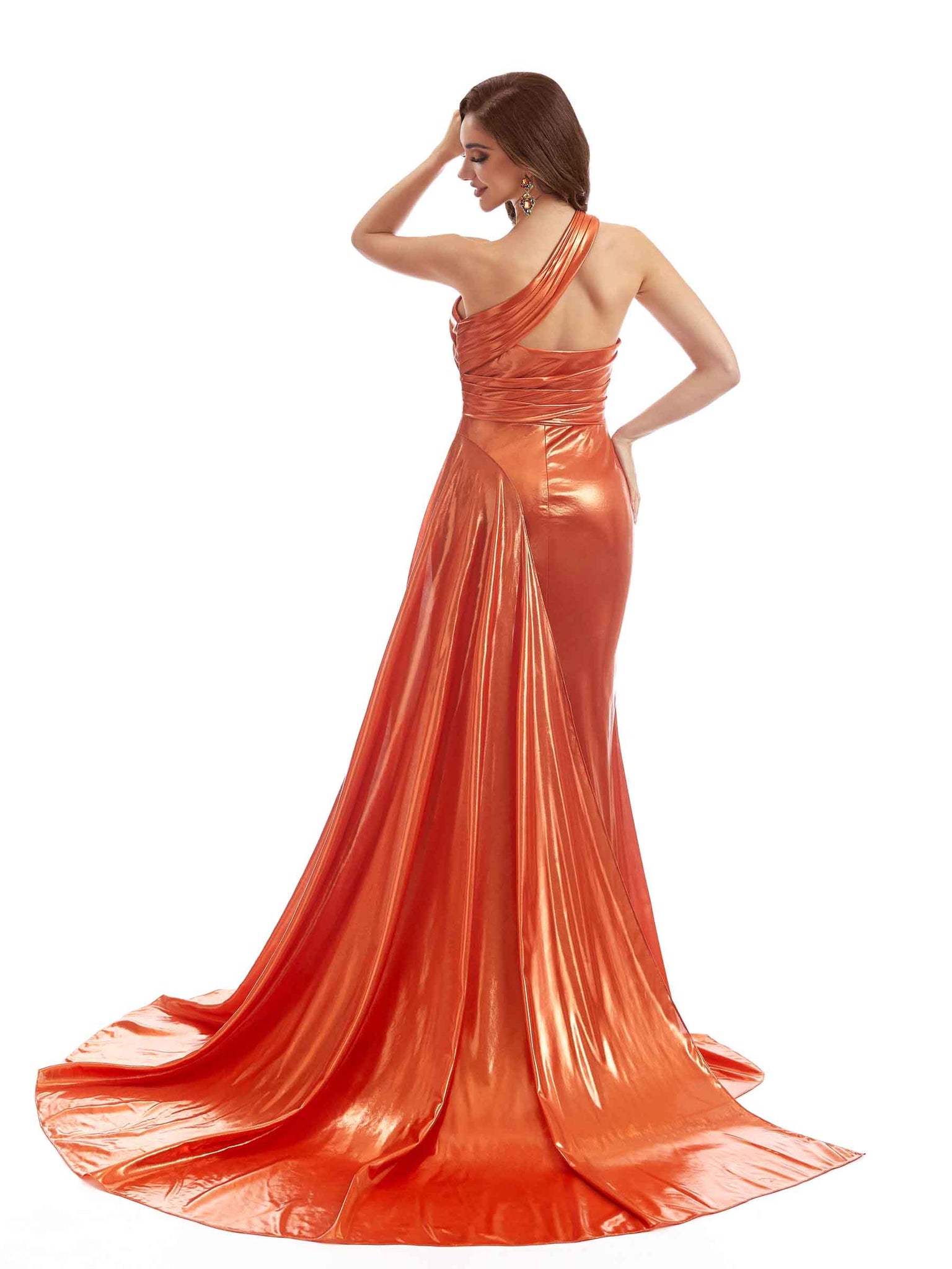 Robe demoiselle d'honneur longue plissée en métal à une épaule fente latérale sexy