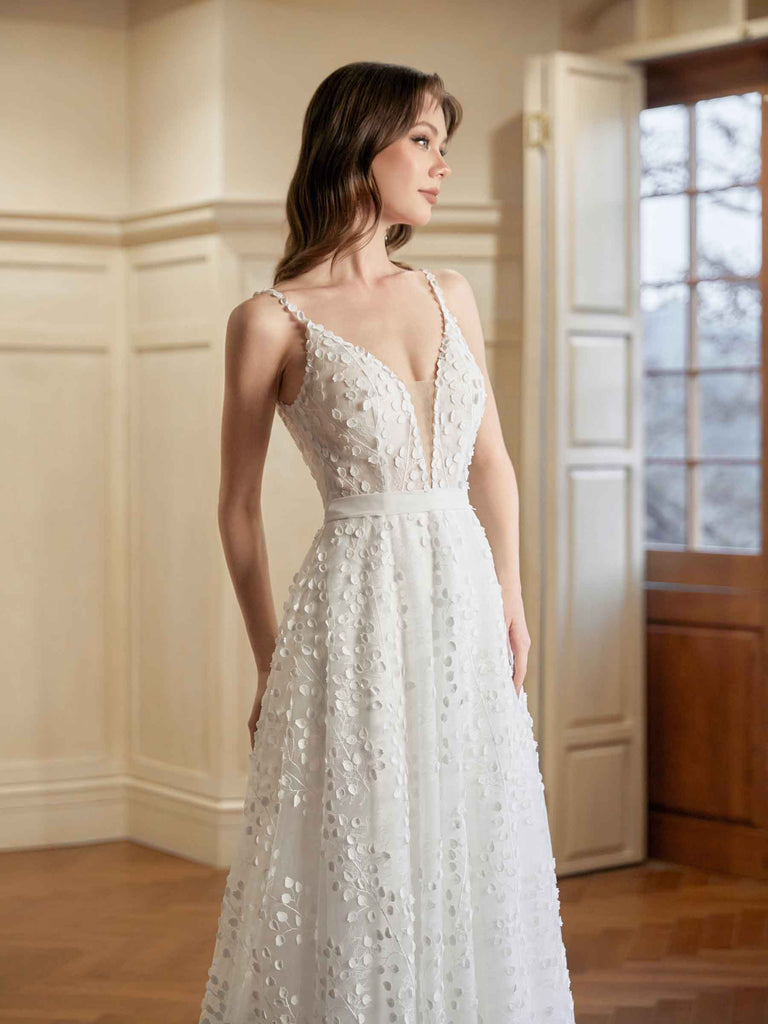 Robes de mariée longues dentelle blanc cassé ligne A bretelles spaghetti col en V