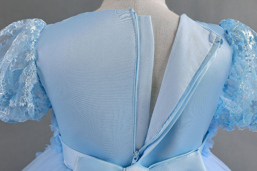 Robe de demoiselle d'honneur en dentelle et strass à manches courtes coupe A avec traîne