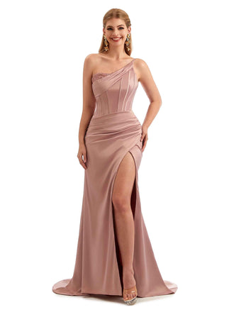 Robes de demoiselle d'honneur formelles uniques en satin extensible à une épaule fendue