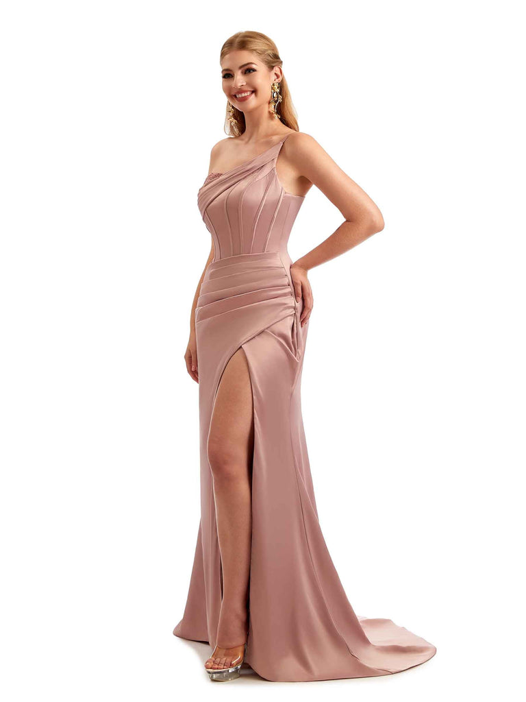 Robes de demoiselle d'honneur formelles uniques en satin extensible à une épaule fendue