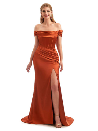 Robes longue en satin à épaules dénudées avec fente orange brûlée