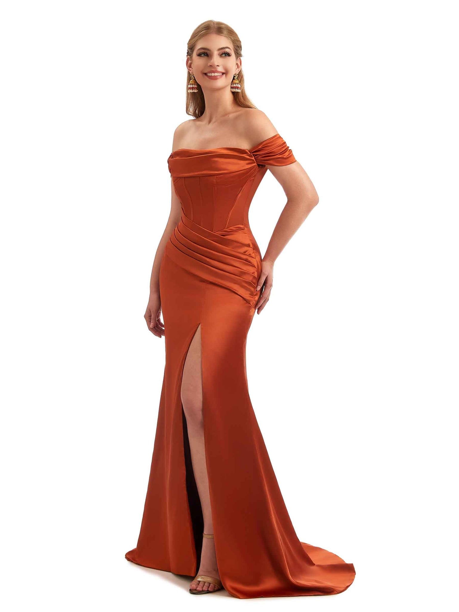 Robes longue en satin à épaules dénudées avec fente orange brûlée