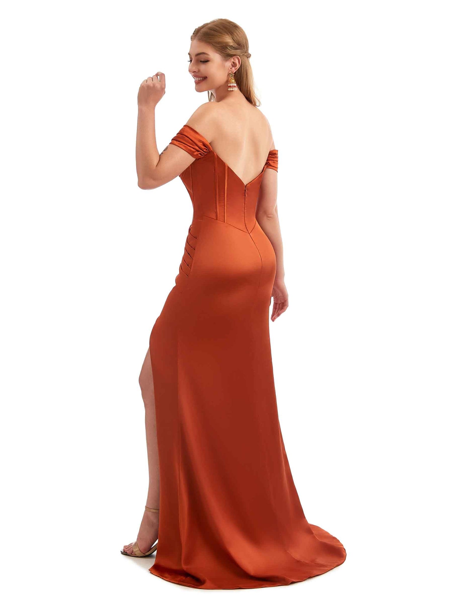Robes longue en satin à épaules dénudées avec fente orange brûlée
