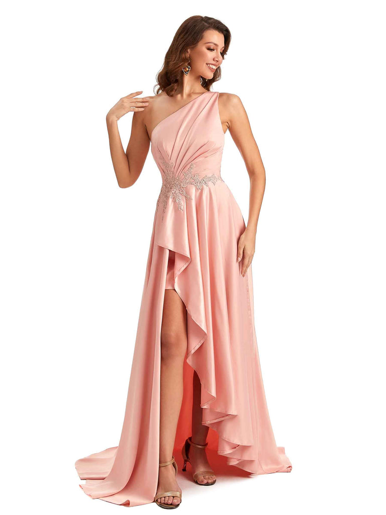 Robe longue d'invitées de mariage en dentelle satin soyeuse asymétrique épaule dénudée épaule dénudée