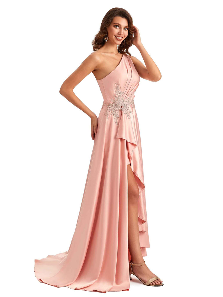 Robe longue d'invitées de mariage en dentelle satin soyeuse asymétrique épaule dénudée épaule dénudée