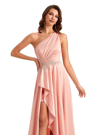 Robe longue d'invitées de mariage en dentelle satin soyeuse asymétrique épaule dénudée épaule dénudée