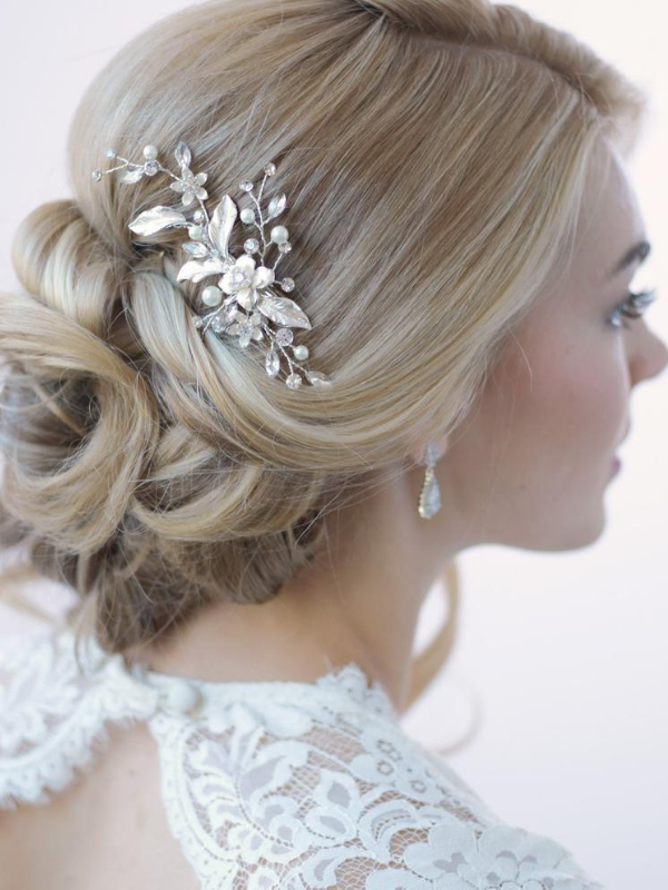 Robe de mariée à pince latérale en forme de fleur faite à la main avec une beauté féerique