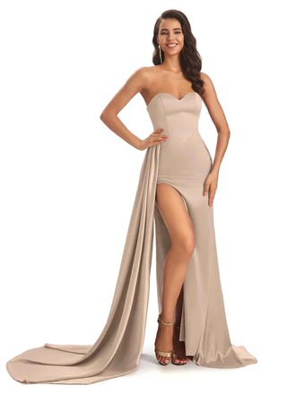 Robes de demoiselle d'honneur longues satin doux taupe sexy fente latérale sirène